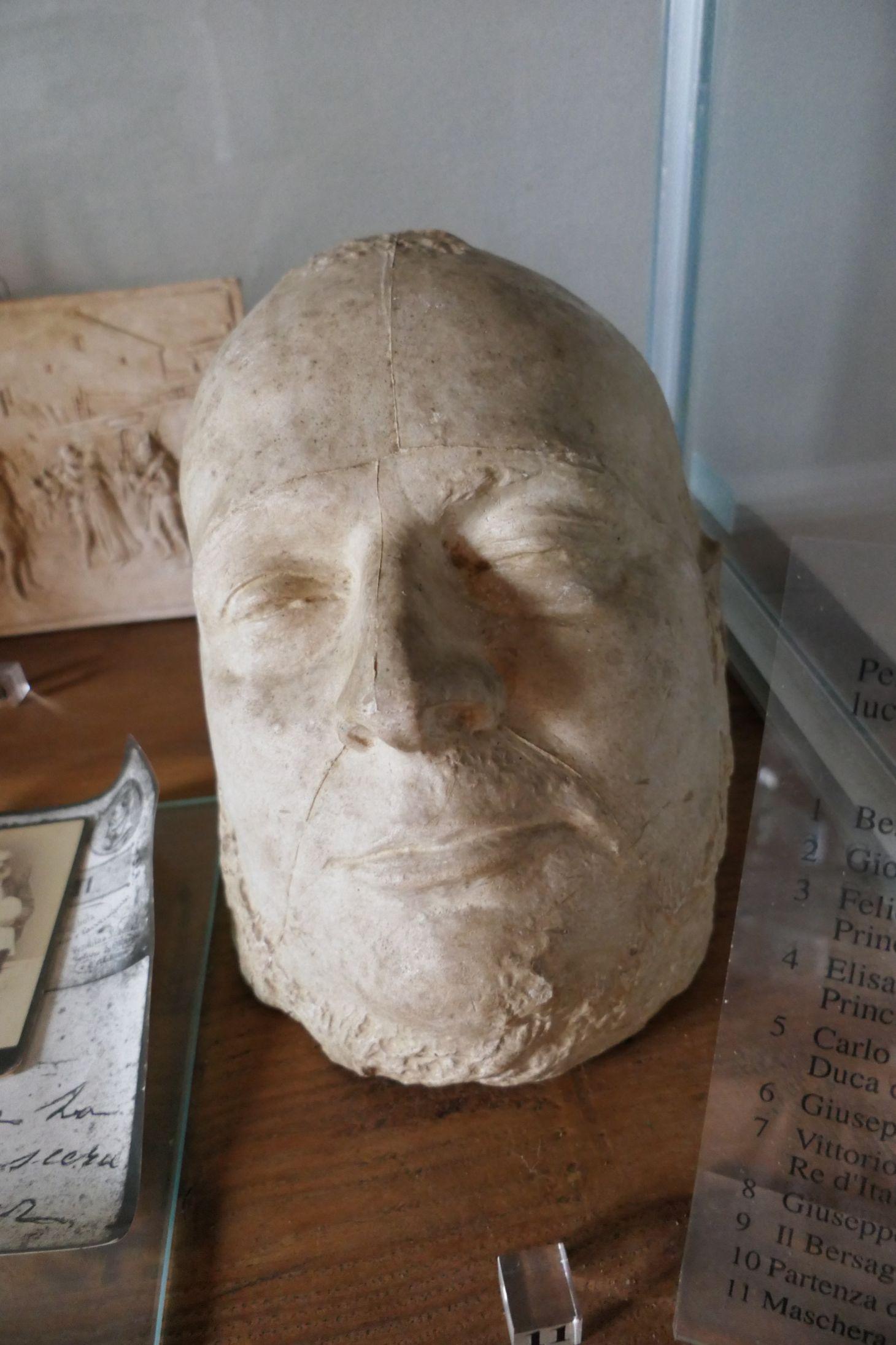Maschera funebre di Camillo Benso Conte di Cavour Museo FIgurina Gesso Emigrazione Coreglia